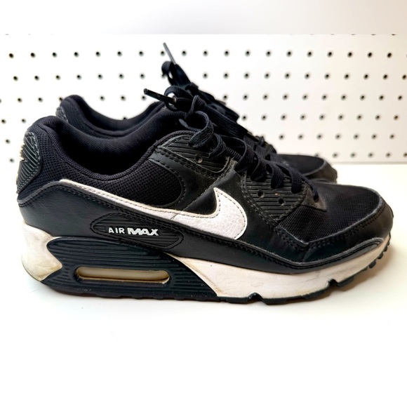 Nike Women's Air Max 90 Shoes Black and White Streetwear Classic Vibes Size 8.5M - Picture 1 of 15